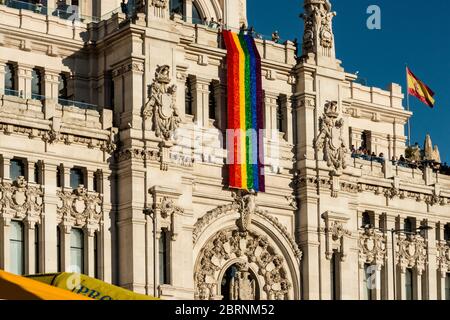 Das Madrider Ayuntamiento-Gebäude zeigt die LGBT-Flagge während der Feier des Gay Pride Stockfoto