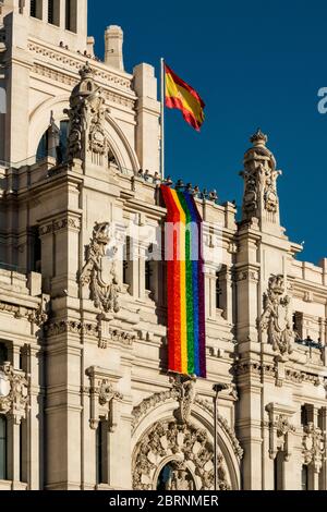 Das Madrider Ayuntamiento-Gebäude zeigt die LGBT-Flagge während der Feier des Gay Pride Stockfoto