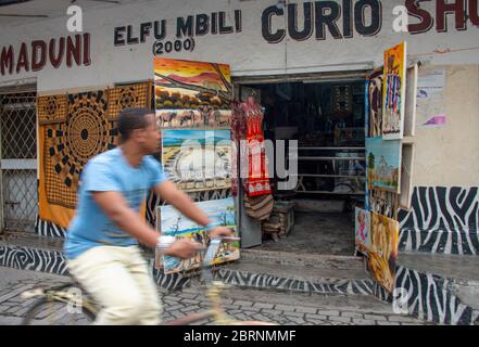 Curio Shop für Touristen in der Altstadt Mombasa Stockfoto