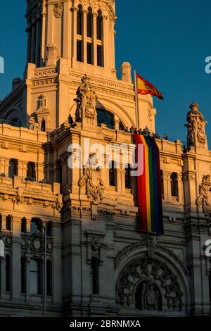 Das Madrider Ayuntamiento-Gebäude zeigt die LGBT-Flagge während der Feier des Gay Pride Stockfoto