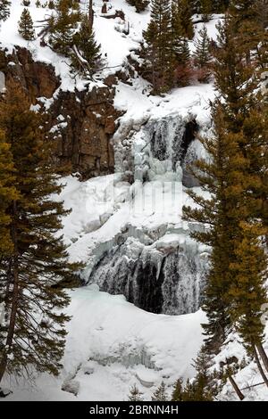 WY04577-00...WYOMING - Undine Falls, ein teilweise gefrorener Abschnitt des Lava Creek während der Wintermonate im Yellowstone National Park. Stockfoto
