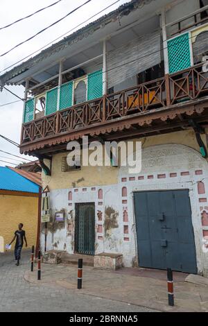 Typisches Altstadtgebäude von Mombasa mit Holzbalkon Stockfoto