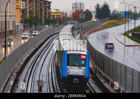 Santiago, Chile - Juni 2016: Ein Zug der Metro de Santiago an der Linie 2 Stockfoto