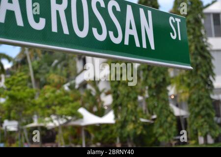 Wegweiser oder Straßenschild für die berühmte Einkaufsboutiquerstrasse Macrossan Street in Port Douglas, Queensland Stockfoto