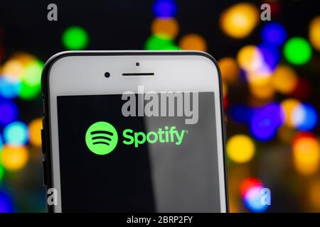 Calgary, Alberta, Kanada. 21.Mai 2020. Ein weißes iPhone Plus mit dem Spotify-Logo auf dem Bildschirm Stockfoto