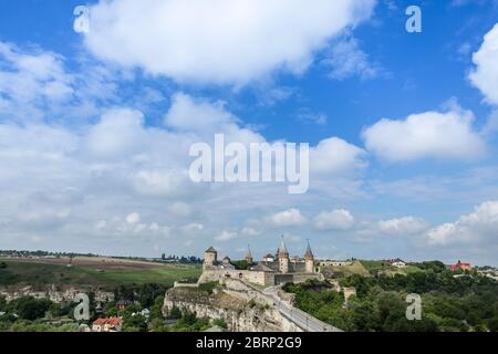 Alte ehemalige Ruthenisch-litauische mittelalterliche Burg in der historischen Stadt Kamianets-Podilskyi, Ukraine. Dominieren Sie über die umliegende Smotrych R Stockfoto