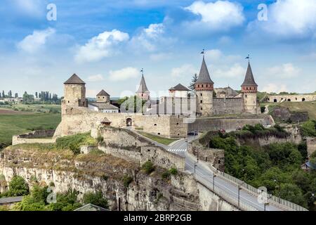 Alte ehemalige Ruthenisch-litauische mittelalterliche Burg in der historischen Stadt Kamianets-Podilskyi, Ukraine. Dominieren Sie über die umliegende Smotrych R Stockfoto