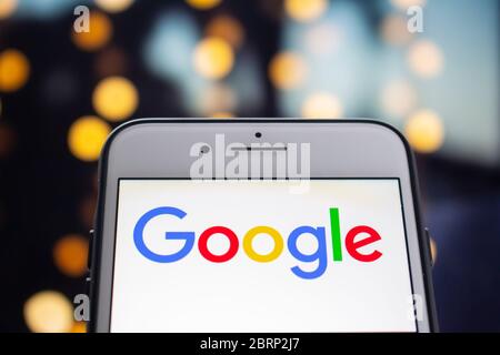 Calgary, Alberta, Kanada. 21.Mai 2020. Ein weißes iPhone Plus mit dem Google-Logo auf dem Bildschirm Stockfoto