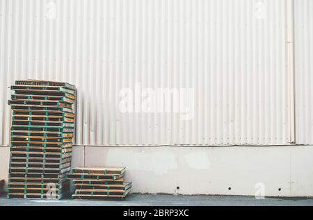 Lagerwand mit Holzpalettenhintergrund bereit für die Montage der Produktanzeige. Stockfoto