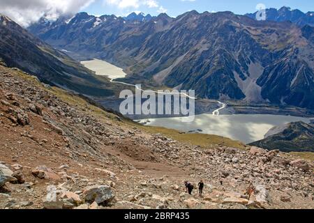 Wanderer auf dem Aufstieg zur Mueller Hut im Aoraki/Mt Cook Nationalpark Stockfoto