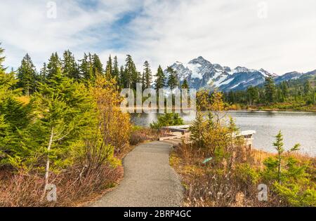 Landschaftlich schöne Aussicht auf den Mt Shuksan mit Reflaction auf dem See und bei Sonnenuntergang, Whatcom County, Washington, usa. Stockfoto