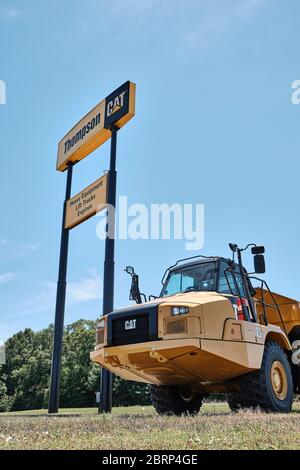 Neuer CAT 725C2 Gelenktriebbeweger oder -Schlepper vor einem Caterpillar-Verkaufslos für schwere Geräte in Montgomery Alabama, USA. Stockfoto