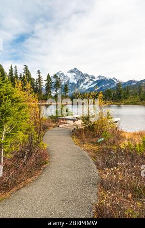 Landschaftlich schöne Aussicht auf den Mt Shuksan mit Reflaction auf dem See und bei Sonnenuntergang, Whatcom County, Washington, usa. Stockfoto