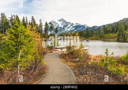 Landschaftlich schöne Aussicht auf den Mt Shuksan mit Reflaction auf dem See und bei Sonnenuntergang, Whatcom County, Washington, usa. Stockfoto