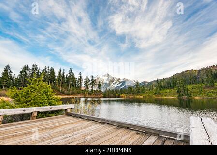 Landschaftlich schöne Aussicht auf den Mt Shuksan mit Reflaction auf dem See und bei Sonnenuntergang, Whatcom County, Washington, usa. Stockfoto