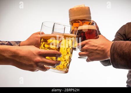 Die vielen männlichen Händen mit Tassen Bier isoliert Toasten in Studio weißen Hintergrund. Sport, Ventilator, Bar, Pub, Feier, Fußball-Fußball-Konzept. Stockfoto