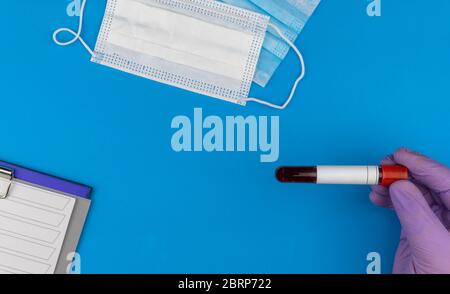 Flache Lay-Komposition mit Blutprobe auf blauem Hintergrund. Stockfoto