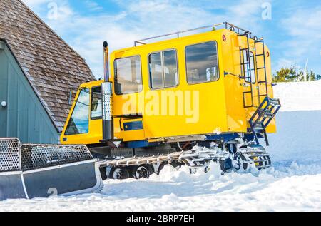 Schneelaupenkfahrzeug im Skigebiet Stockfoto