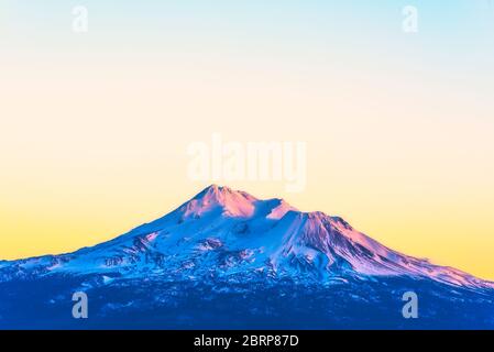 malerische Aussicht auf Mt Shesta beim Sonnenuntergang in Kalifornien, Usa. Stockfoto