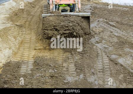 Bulldozer Erdbewegung auf der Nivellierung beweglichen Boden Landschaftsbau arbeitet mit Schaufel Stockfoto