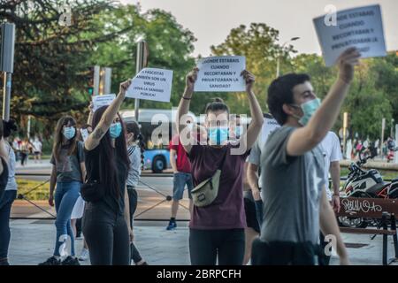 Madrid, Spanien.21. Mai 2020. Demonstration zur Unterstützung der Gesundheit in Madrid und gegen die ultrarrechte Demonstration im Arbeiterviertel Moratalaz in Madrid, Spanien. Beide Demonstrationen sind gleichzeitig zusammengefallen. Alberto Sibaja Ramírez/Alamy Live News Stockfoto