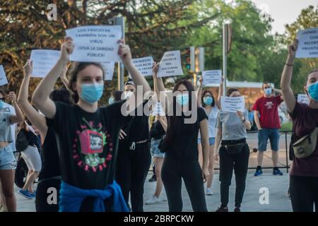 Madrid, Spanien.21. Mai 2020. Demonstration zur Unterstützung der Gesundheit in Madrid und gegen die ultrarrechte Demonstration im Arbeiterviertel Moratalaz in Madrid, Spanien. Beide Demonstrationen sind gleichzeitig zusammengefallen. Alberto Sibaja Ramírez/Alamy Live News Stockfoto