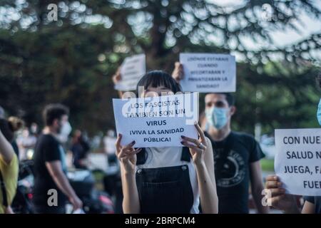 Madrid, Spanien.21. Mai 2020. Demonstration zur Unterstützung der Gesundheit in Madrid und gegen die ultrarrechte Demonstration im Arbeiterviertel Moratalaz in Madrid, Spanien. Beide Demonstrationen sind gleichzeitig zusammengefallen. Alberto Sibaja Ramírez/Alamy Live News Stockfoto