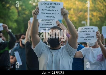 Madrid, Spanien.21. Mai 2020. Demonstration zur Unterstützung der Gesundheit in Madrid und gegen die ultrarrechte Demonstration im Arbeiterviertel Moratalaz in Madrid, Spanien. Beide Demonstrationen sind gleichzeitig zusammengefallen. Alberto Sibaja Ramírez/Alamy Live News Stockfoto