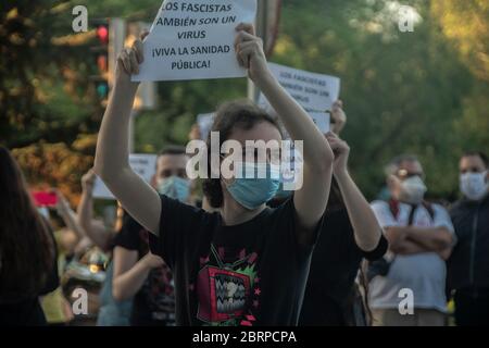 Madrid, Spanien.21. Mai 2020. Demonstration zur Unterstützung der Gesundheit in Madrid und gegen die ultrarrechte Demonstration im Arbeiterviertel Moratalaz in Madrid, Spanien. Beide Demonstrationen sind gleichzeitig zusammengefallen. Alberto Sibaja Ramírez/Alamy Live News Stockfoto
