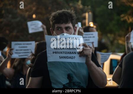 Madrid, Spanien.21. Mai 2020. Demonstration zur Unterstützung der Gesundheit in Madrid und gegen die ultrarrechte Demonstration im Arbeiterviertel Moratalaz in Madrid, Spanien. Beide Demonstrationen sind gleichzeitig zusammengefallen. Alberto Sibaja Ramírez/Alamy Live News Stockfoto