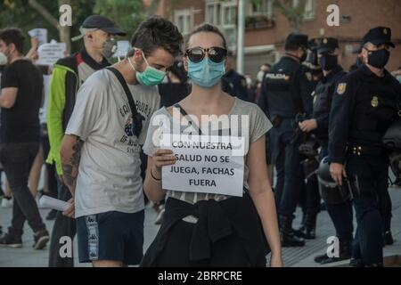 Madrid, Spanien.21. Mai 2020. Demonstration zur Unterstützung der Gesundheit in Madrid und gegen die ultrarrechte Demonstration im Arbeiterviertel Moratalaz in Madrid, Spanien. Beide Demonstrationen sind gleichzeitig zusammengefallen. Alberto Sibaja Ramírez/Alamy Live News Stockfoto