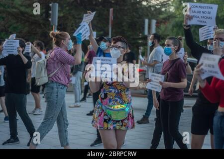 Madrid, Spanien.21. Mai 2020. Demonstration zur Unterstützung der Gesundheit in Madrid und gegen die ultrarrechte Demonstration im Arbeiterviertel Moratalaz in Madrid, Spanien. Beide Demonstrationen sind gleichzeitig zusammengefallen. Alberto Sibaja Ramírez/Alamy Live News Stockfoto