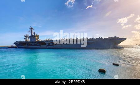 MARINESTÜTZPUNKT GUAM (21. Mai 2020) der Flugzeugträger USS Theodore Roosevelt (CVN 71) verlässt Apra Harbour nach einem ausgedehnten Besuch in Guam inmitten der weltweiten COVID-19-Pandemie. Theodore Roosevelt führt derzeit die Ausbildung von Spediteur während eines Einsatzes im Indo-Pazifik durch. (USA Navy Foto von Engineman 1. Klasse Thomas N. Turner) Stockfoto