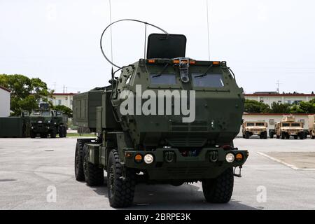 US-Marines mit 3. Bataillon, 12. Marine-Regiment, 3. Marine-Division, führen Trockenfeuerübungen mit einem M142 High Mobility Artillery Rocket System während der Übung Caged Hydra auf Camp Hansen, Okinawa, Japan, 20. Mai 2020 durch. Caged Hydra ist eine Übung auf Bataillonebene, die die Fähigkeit des 3. Bataillons, des 12. Marine Regiments, zur Implementierung von disaggregierten und verteilten Befehlen und Kontrollen trainiert. (USA Marine Corps Foto von CPL. Donovan Massieperez) Stockfoto