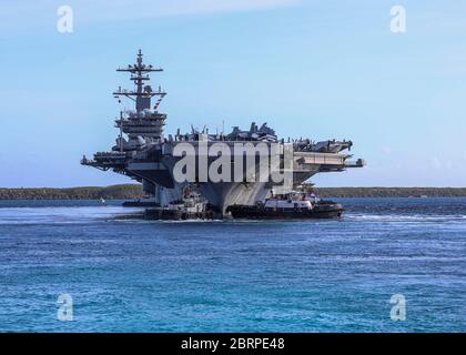 MARINESTÜTZPUNKT GUAM (21. Mai 2020) der Flugzeugträger USS Theodore Roosevelt (CVN 71) verlässt Apra Harbour nach einem ausgedehnten Besuch in Guam inmitten der weltweiten COVID-19-Pandemie. Theodore Roosevelt führt derzeit die Ausbildung von Spediteur während eines Einsatzes im Indo-Pazifik durch. (USA Navy Foto von Engineman 1. Klasse Thomas N. Turner) Stockfoto