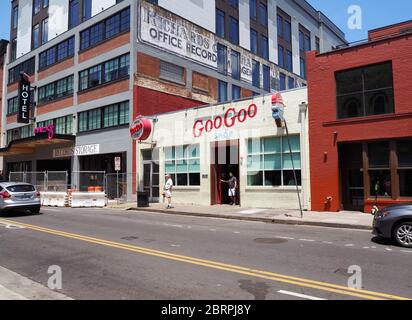 NASHVILLE, TENNESSEE - 25. JULI 2019: Der Goo Goo Shop und die Dessert Bar auf der 3rd Ave. In der Innenstadt von Nashville, ein beliebter Ort, um Goo Goo Clus zu kaufen Stockfoto