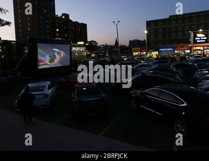 Astoria, Usa. Mai 2020. Popeye und andere klassische Cartoons und Filme werden am Donnerstag, den 21. Mai 2020, auf dem Parkplatz von Bel Aire Diner in New York City gezeigt. Bel Aire Diner veranstaltet jetzt Drive-in-Filmabende im Retro-Entertainment-Stil auf dem Parkplatz. Die Todesrate des US-Coronavirus liegt jetzt über 90,000, und die Zahl der gemeldeten Fälle übersteigt 1.5 Millionen. Foto von John Angelillo/UPI Quelle: UPI/Alamy Live News Stockfoto