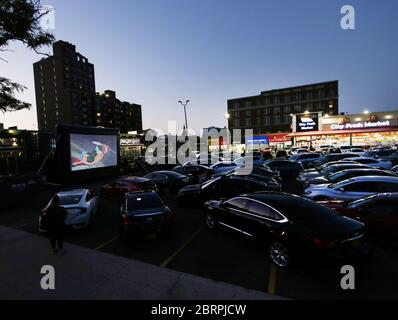 Astoria, Usa. Mai 2020. Popeye und andere klassische Cartoons und Filme werden am Donnerstag, den 21. Mai 2020, auf dem Parkplatz von Bel Aire Diner in New York City gezeigt. Bel Aire Diner veranstaltet jetzt Drive-in-Filmabende im Retro-Entertainment-Stil auf dem Parkplatz. Die Todesrate des US-Coronavirus liegt jetzt über 90,000, und die Zahl der gemeldeten Fälle übersteigt 1.5 Millionen. Foto von John Angelillo/UPI Quelle: UPI/Alamy Live News Stockfoto