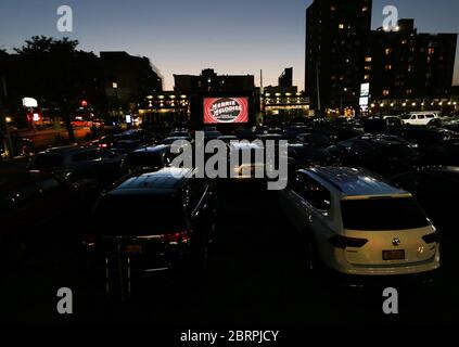 Astoria, Usa. Mai 2020. Popeye und andere klassische Cartoons und Filme werden am Donnerstag, den 21. Mai 2020, auf dem Parkplatz von Bel Aire Diner in New York City gezeigt. Bel Aire Diner veranstaltet jetzt Drive-in-Filmabende im Retro-Entertainment-Stil auf dem Parkplatz. Die Todesrate des US-Coronavirus liegt jetzt über 90,000, und die Zahl der gemeldeten Fälle übersteigt 1.5 Millionen. Foto von John Angelillo/UPI Quelle: UPI/Alamy Live News Stockfoto