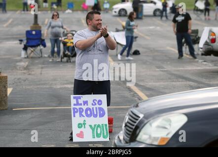 Ballwin, Usa. Mai 2020. Lehrer, Familie und Freunde ermutigen Senioren mit Schildern zu einem Abschluss, während einer Drive-Thru-Abschlussfeier an der Lafayette High School in Ballwin, Missouri am Donnerstag, den 21. Mai 2020. Die 500 Senioren sind seit März nicht mehr in der Schule, können wegen Coronavirus-Bedenken nicht an Abschlussfeiern, Sport und traditionellen Abschlussfeiern teilnehmen. Viele High Schools bundesweit sind Abschluss ihrer Senioren in dieser Weise. Foto von Bill Greenblatt/UPI Quelle: UPI/Alamy Live News Stockfoto