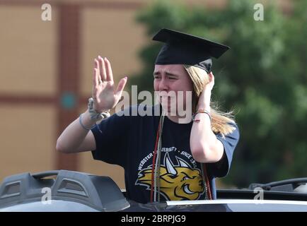 Ballwin, Usa. Mai 2020. Shannon McGinnis, die Senior-Absolvent, wird emotional, als sie ihre Lehrer während einer Drive-Thru-Abschlussfeier an der Lafayette High School in Ballwin, Missouri am Donnerstag, 21. Mai 2020, übergibt. Senioren sind seit März nicht mehr in der Schule, nicht in der Lage, an Abschlussball, Sport und traditionellen Abschlussfeiern teilnehmen, wegen Coronavirus Bedenken. Viele High Schools bundesweit sind Abschluss ihrer Senioren in dieser Weise. Foto von Bill Greenblatt/UPI Quelle: UPI/Alamy Live News Stockfoto