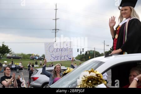 Ballwin, Usa. Mai 2020. Lehrer, Familie und Freunde ermutigen Senioren während einer Drive-Thru-Abschlussfeier an der Lafayette High School in Ballwin, Missouri am Donnerstag, 21. Mai 2020. Die 500 Senioren sind seit März nicht mehr in der Schule, können wegen Coronavirus-Bedenken nicht an Abschlussfeiern, Sport und traditionellen Abschlussfeiern teilnehmen. Viele High Schools bundesweit sind Abschluss ihrer Senioren in dieser Weise. Foto von Bill Greenblatt/UPI Quelle: UPI/Alamy Live News Stockfoto