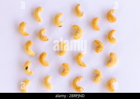 Geröstete Cashewnüsse isoliert auf weißem Hintergrund mit Schnittpfad und voller Schärfentiefe. Set oder Sammlung. Fliegen Sie auf Cashewnuss Stockfoto