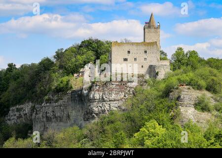 15. Mai 2020, Sachsen-Anhalt, Bad Kösen: Blick von Schloss Saaleck auf die benachbarte Rudelsburg. Die beiden malerisch über der Saale gelegenen Burgruinen sind beliebte Ausflugsziele in Sachsen-Anhalt. Foto: Jan Woitas/dpa-Zentralbild/ZB Stockfoto