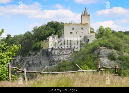 15. Mai 2020, Sachsen-Anhalt, Bad Kösen: Blick von Schloss Saaleck auf die benachbarte Rudelsburg. Die beiden malerisch über der Saale gelegenen Burgruinen sind beliebte Ausflugsziele in Sachsen-Anhalt. Foto: Jan Woitas/dpa-Zentralbild/ZB Stockfoto