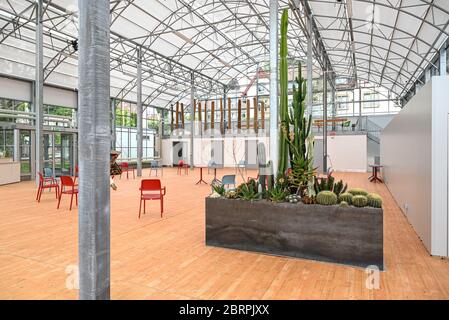 20. Mai 2020, Baden-Württemberg, Überlingen am Bodensee: Nur wenige Stühle stehen im Kreis im Pavillon des Landes Baden-Württemberg auf dem Gelände der Landesgartenschau. Bei der Staatlichen Gartenschau am Bodensee, die auf nächstes Jahr verschoben wurde, herrscht fast Stillstand. Nur die gartenbaulich wichtigsten Dinge werden getan, wie die Pressestelle sagt. Foto: Felix Kästle/dpa Stockfoto