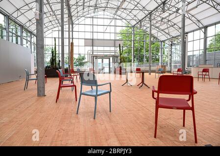 20. Mai 2020, Baden-Württemberg, Überlingen am Bodensee: Nur wenige Stühle stehen im Kreis im Pavillon des Landes Baden-Württemberg auf dem Gelände der Landesgartenschau. Bei der Staatlichen Gartenschau am Bodensee, die auf nächstes Jahr verschoben wurde, herrscht fast Stillstand. Nur die gartenbaulich wichtigsten Dinge werden getan, wie die Pressestelle sagt. Foto: Felix Kästle/dpa Stockfoto