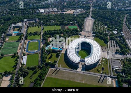 Berlin, Deutschland. Mai 2020. Blick auf das Olympiastadion, Heimstadion der Bundesliga-Fußballmannschaft Hertha BSC. (An 'Hertha und Union auf verschiedenen Wegen zum neuen Stadion') Quelle: Tino Schöning/dpa/Alamy Live News Stockfoto