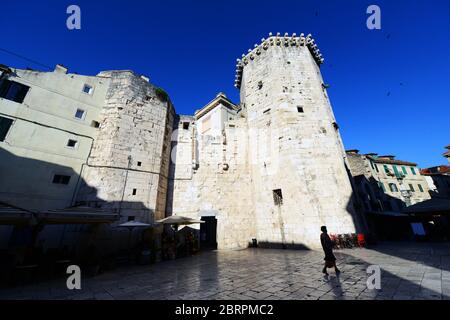Der venezianische Turm in der Wand des Diokletianspalastes in Split, Kroatien. Stockfoto