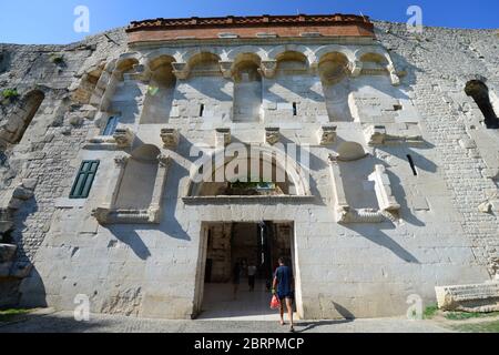 Das Goldene Tor ist ein römischer Steineingang aus dem 4. Jahrhundert zum Diokletianpalast in Split, Kroatien. Es ist mit Bögen und verzierten Statuen dekoriert. Stockfoto